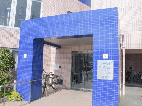 「サポートリビング楽居」のエントランス。鮮やかな青のカラーリングをした玄関入口。