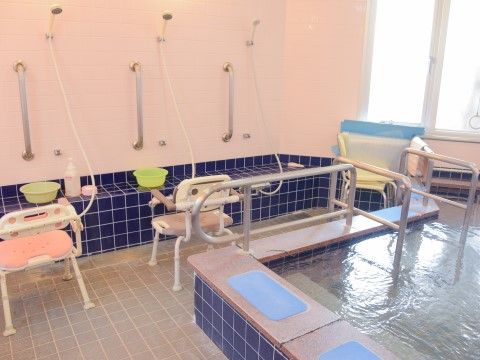 「サポートリビング楽居」の浴室。ゆったりと入浴できる浴室。