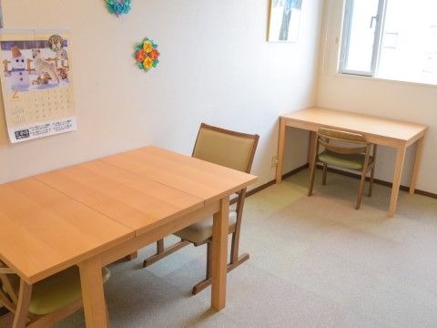 「サポートリビング多久庵」の共有スペース。テーブルセットを配置している。