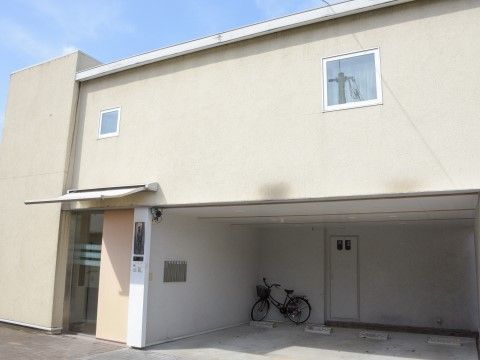 「サポートリビング多久庵」の外観。駐車スペースを設けている。