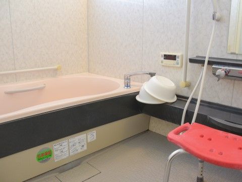 「サポートリビング多久庵」の浴室。シャワーチェアーを完備している。