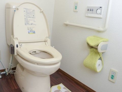 「サポートリビング多久庵」のトイレ。清潔感のあるトイレ。