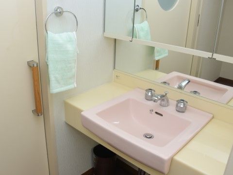 「サポートリビング多久庵」の洗面。手洗いに便利な洗面がある。