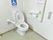 トイレを安全に利用できるように手すりを左右に取りつけてある。呼び出しボタンも在るので緊急野祭にも安心だ。