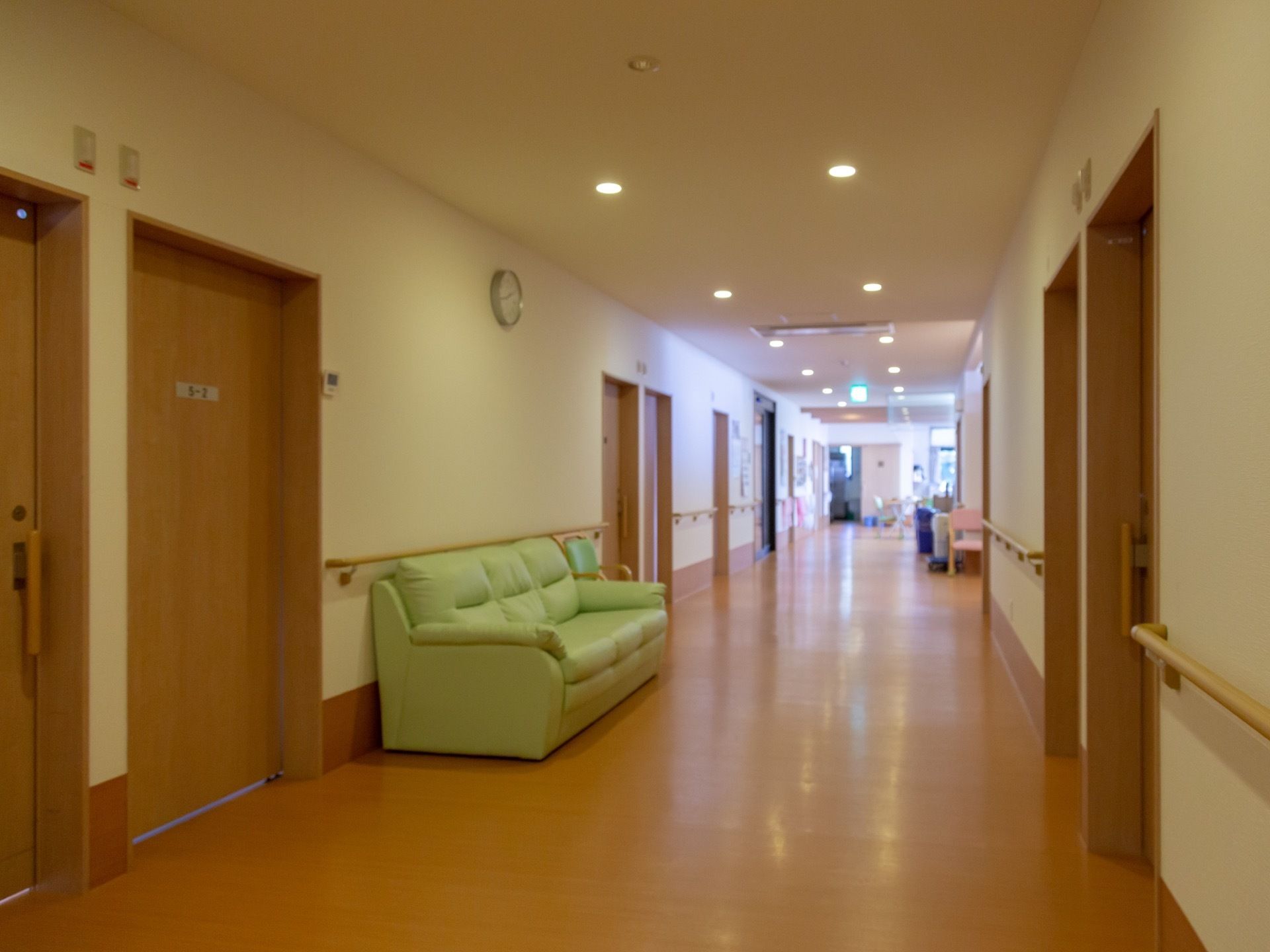 共用廊下の壁の腰高あたりには木製の手すりが設置されている。入居者様が通行する際に手に取りやすくなっている。