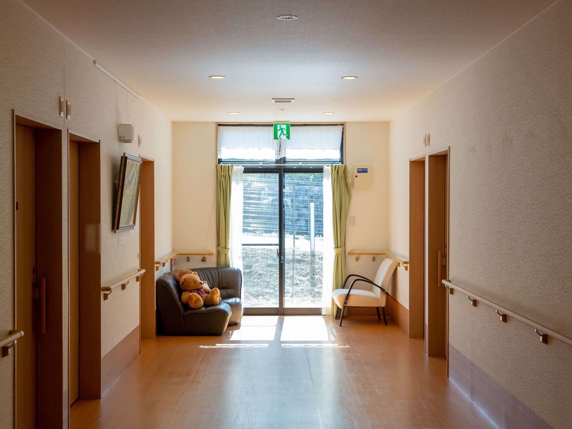 廊下の突き当たりに掃出し窓が設置されている。非常口誘導灯がついており、緊急の際はここから速やかに外部に避難できる。