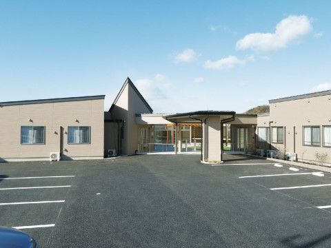 敷地内にある広い駐車場には、多くのの来訪者様の車を停めていただける。すべての居室にエアコンの室外機が設置されている。