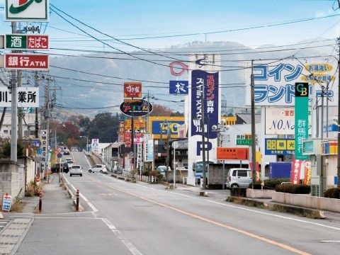 静かな環境の一画にATMを備えたコンビニがある。クリーニング店や外食チェーン店などもご利用いただける。