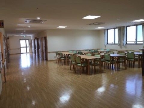 「住宅型有料老人ホームおりづる周防の郷」共用スペース。広々とした共用スペースは、イベントやレクリエーションの時に使われる。
