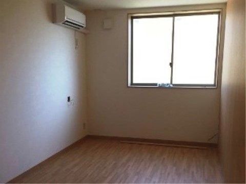 「住宅型有料老人ホームおりづる周防の郷」居室。エアコンや洗面台、緊急コールが備え付けられている。