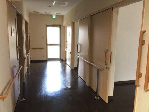 「住宅型有料老人ホームおりづる周防の郷」廊下１。移動の際にも手すりは欠かせないので、多く設置している。