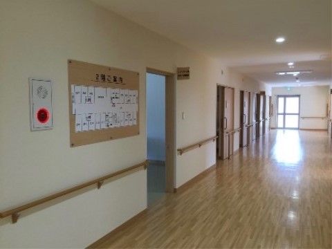 「住宅型有料老人ホームおりづる周防の郷」廊下２。横幅広いので、接触絡みの事故はなし。