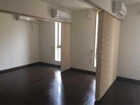 「住宅型有料老人ホームおりづる周防の郷」の機能室。仕切りを開けると、広い部屋に変わる。