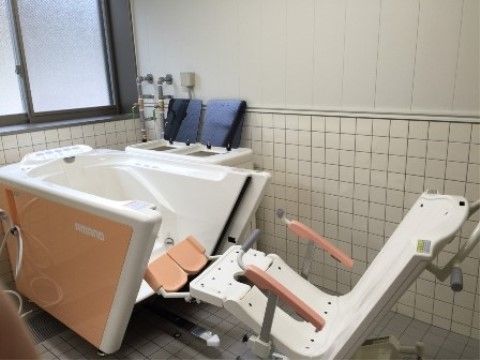 「住宅型有料老人ホームおりづる周防の郷」介護浴室。入浴方法も様々で、体の自由が利かない方も、スタッフに安心して身を委ねられる。