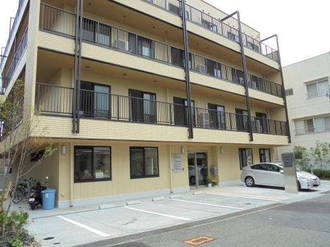 「ベストウェル兵庫」の施設外観。駐車場完備をしており、お車での来場もできる。