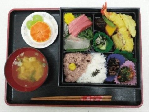 「ベストウェル兵庫」のお食事。季節に応じたお食事を用意している。