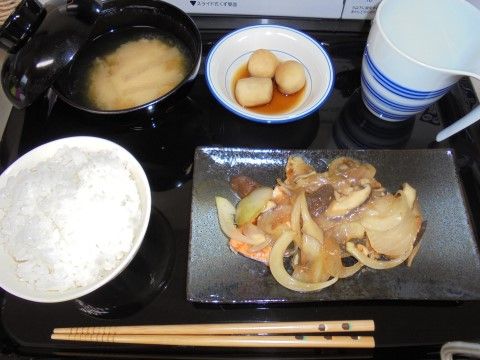 「ベストウェル兵庫」のお食事３。鮭の甘辛炒めに、ご飯と味噌汁のセットになっている。