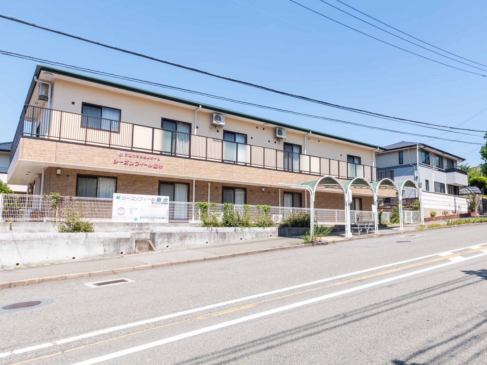 日差しが差し込む建物外観