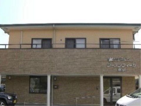 木造の施設の建物である。出入口付近の手前側の柱は白色のオーダーになっており、西洋の雰囲気を演出している。