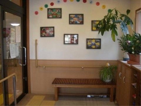 壁には入居者様とスタッフが、行事などで楽しいときを過ごした際の記念写真が掲示されており、思い出に浸ることができる。