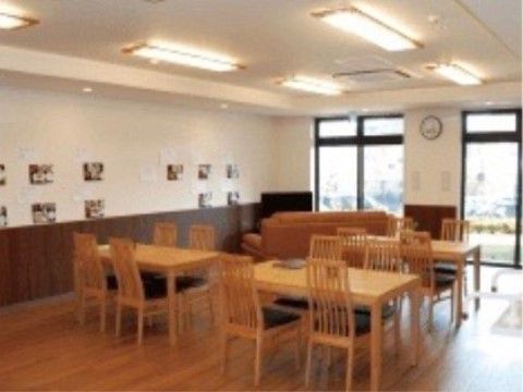 食堂の左側の壁には、入居者様に提供する料理のカラー写真の献立が掲示されており、事前に確認しておくことができる。