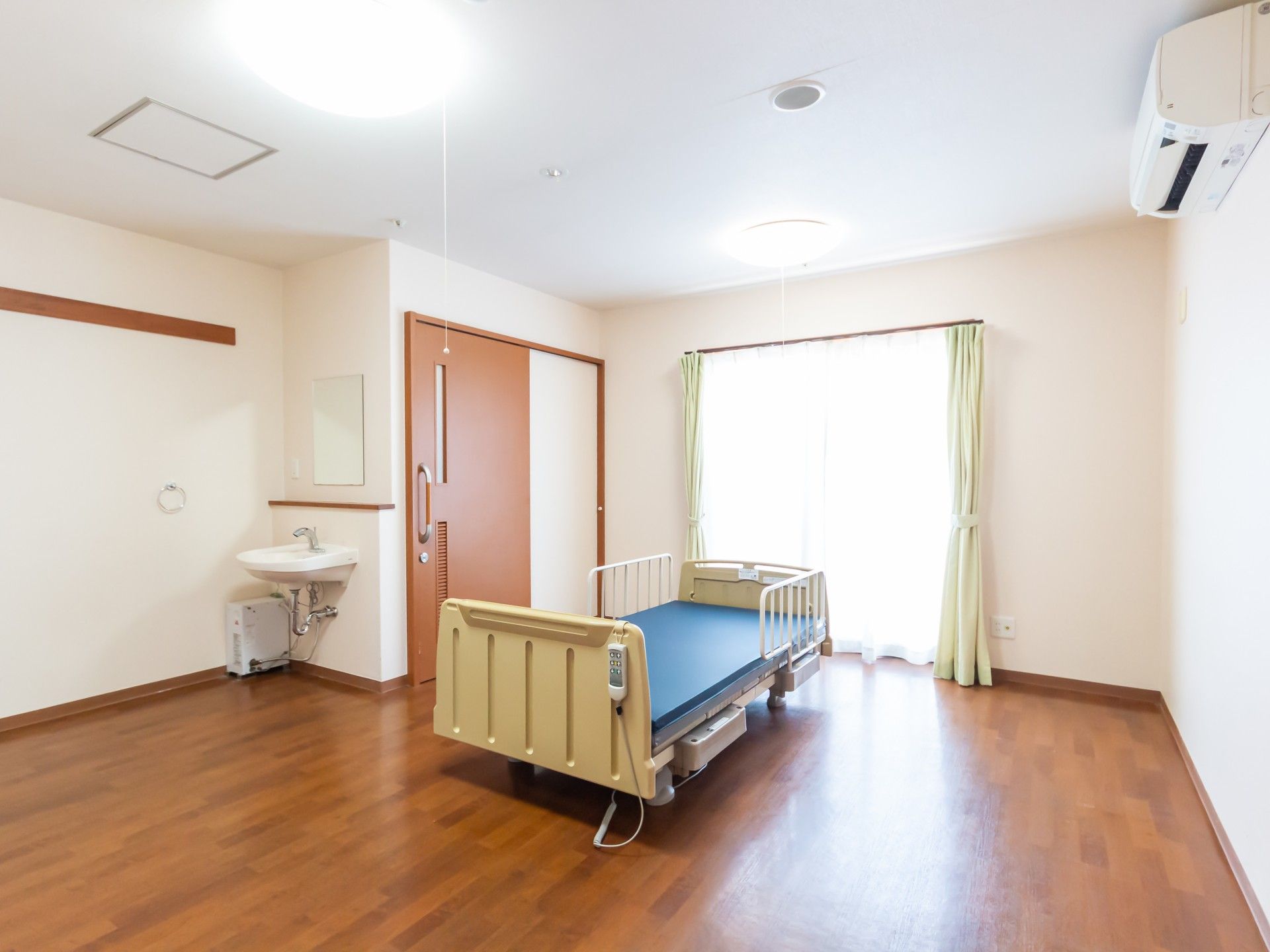 明るい個室のベッド