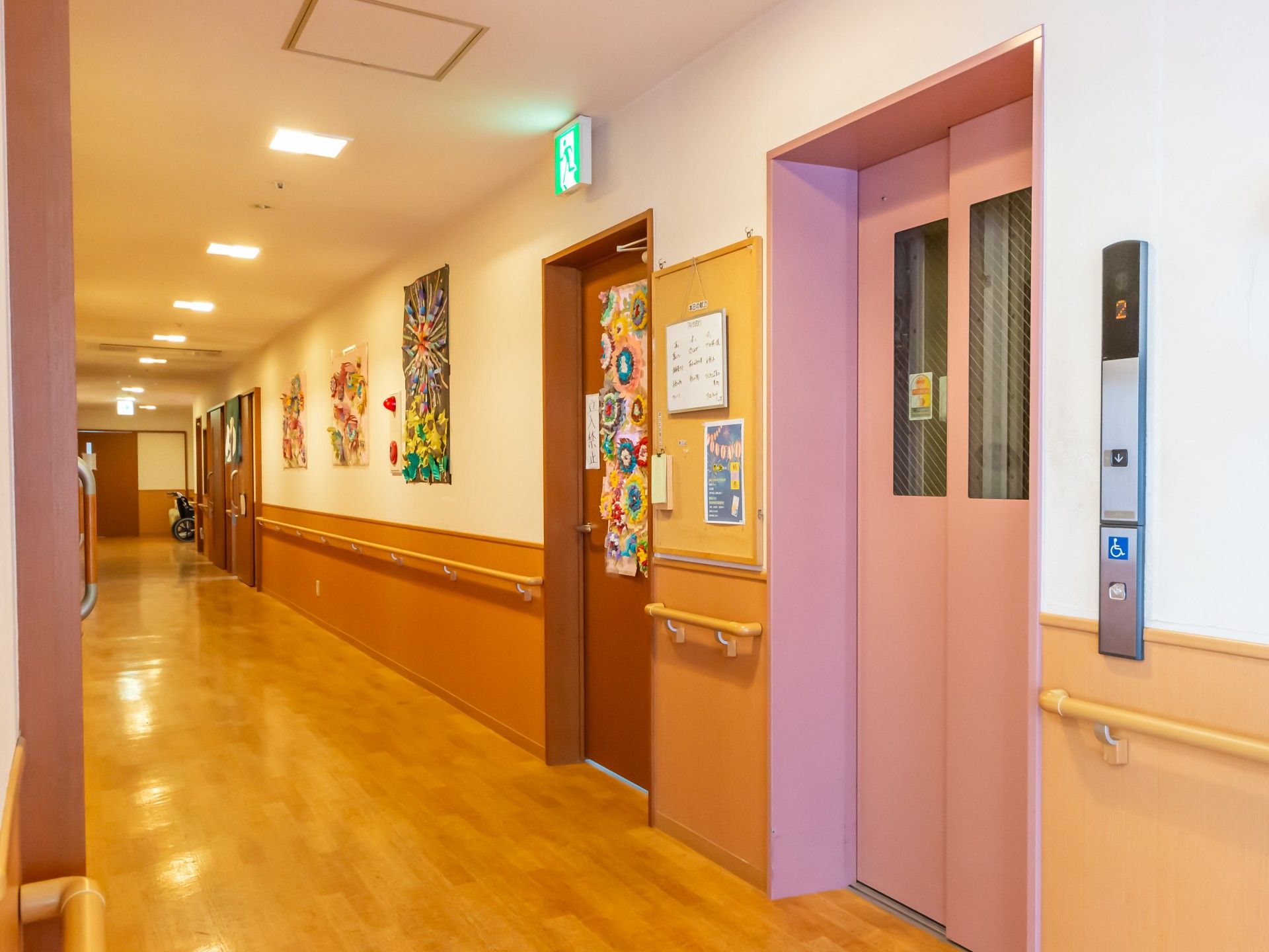 明るい廊下とエレベーター