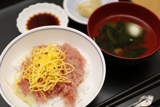「地域密集型有料老人ホーム モナミ大田」看護師が入居者様のお食事をサポートする。