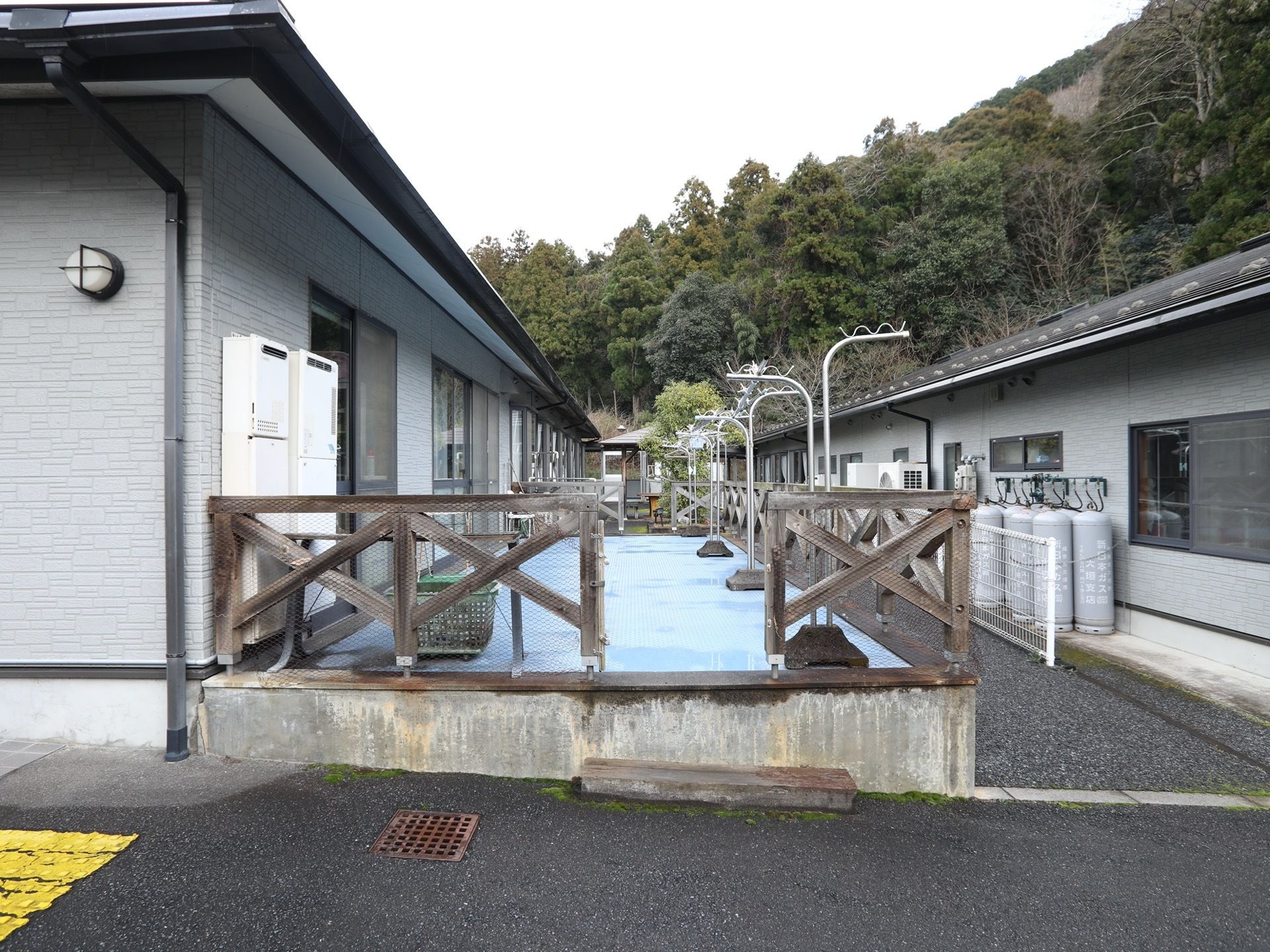 水色の床が特徴的なベランダには屋内外から出入りすることができる。物干し竿が並び、洗濯物を干すことができる。