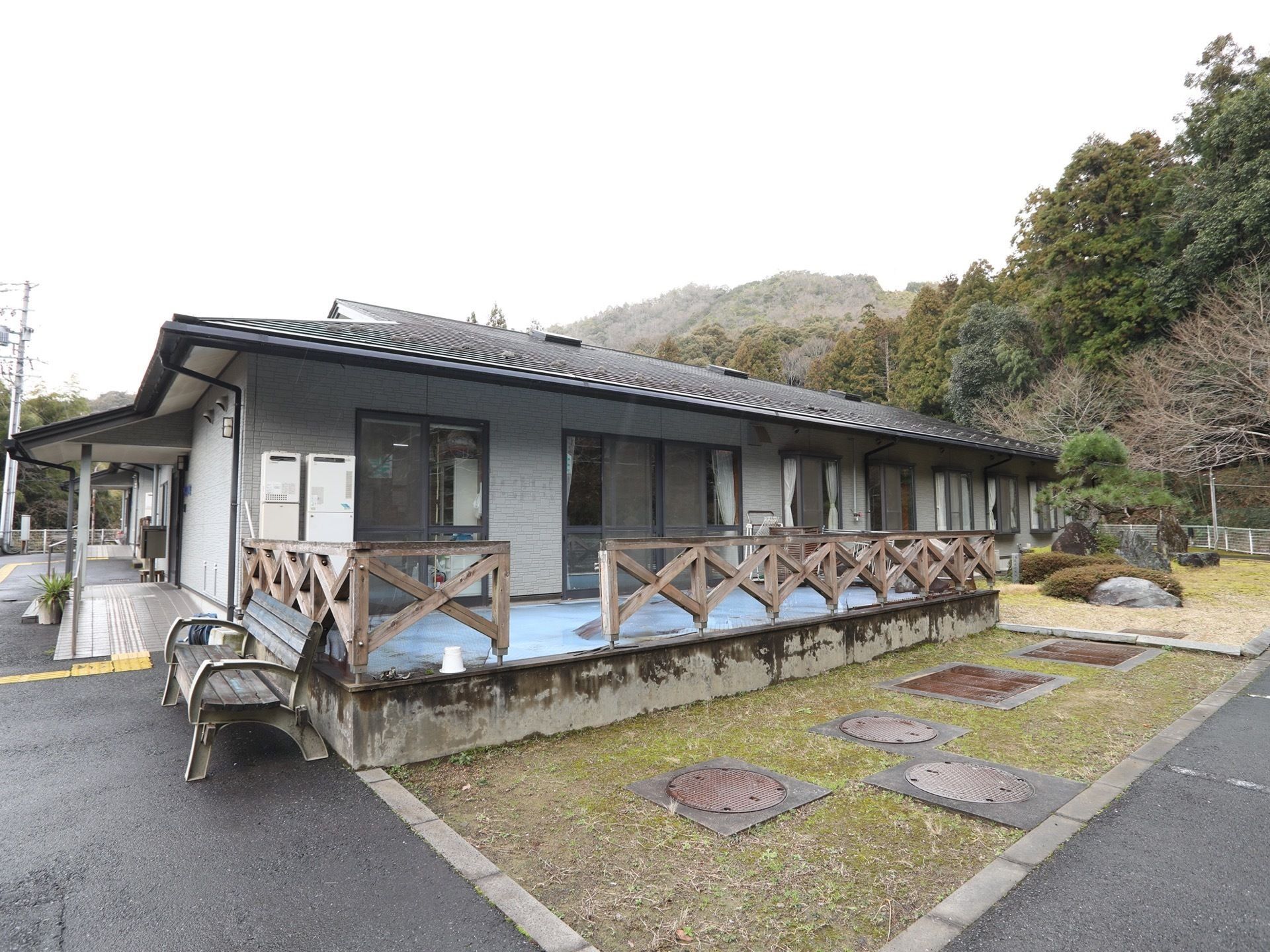屋内外から出入りのできるベランダと、和風の庭園が完備されている。ベランダの傍には、のんびり休憩できるベンチが用意されている。