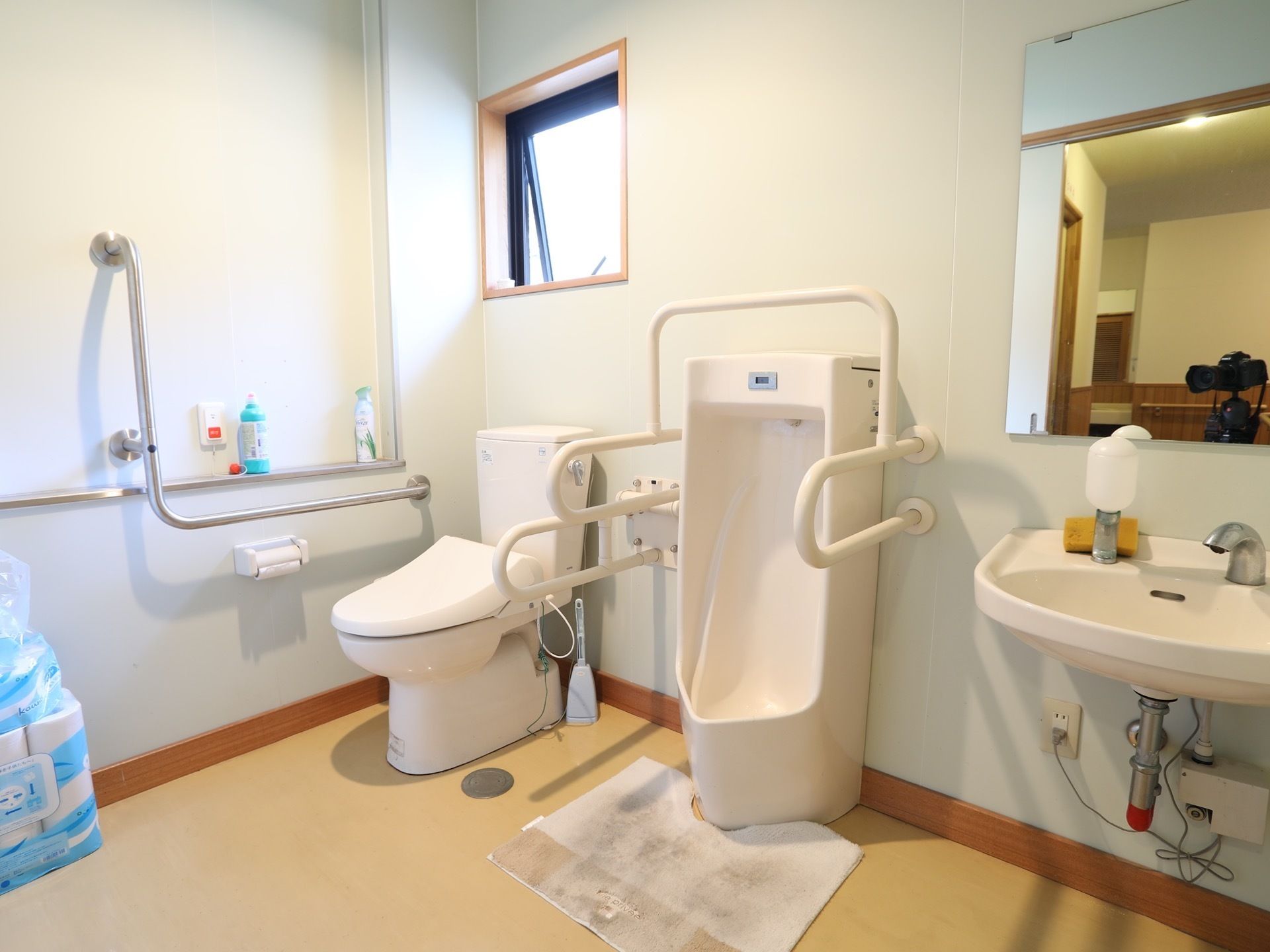 トイレスペースはゆとりのある広さである。手洗い場が併設されており、利用後はすぐに手を洗うことができる。