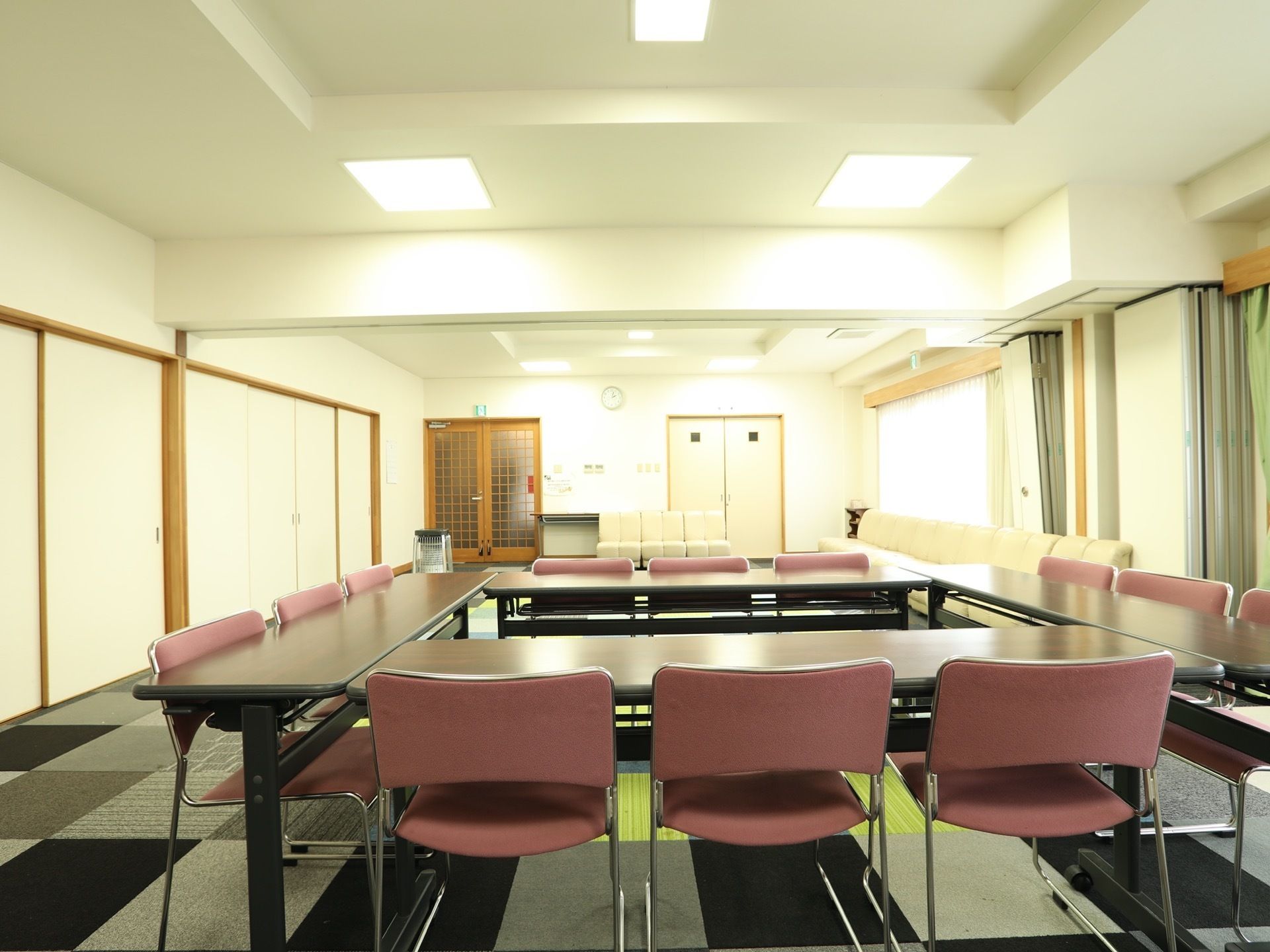 テーブルやソファーの完備された大部屋である。可動式の壁が備えられ、必要な時は部屋を二つに仕切ることもできる。