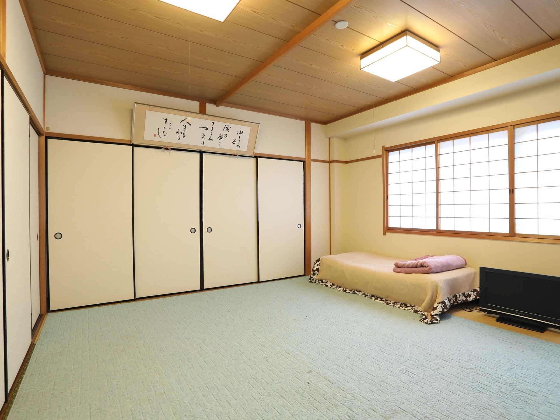 書画の掛けられた和室であり、照明や障子などの細部まで和の趣向が凝らされている。毛布の備えられたベッドが完備されている。