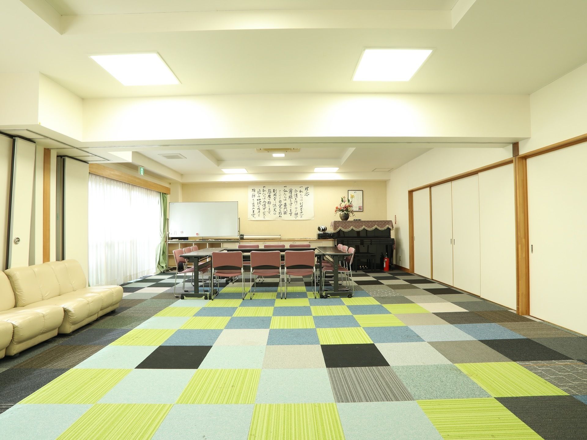 壁の一面に大きな窓があり、明るく開放的な部屋である。ピアノやホワイトボードを使ったレクリエーションを楽しむことができる。