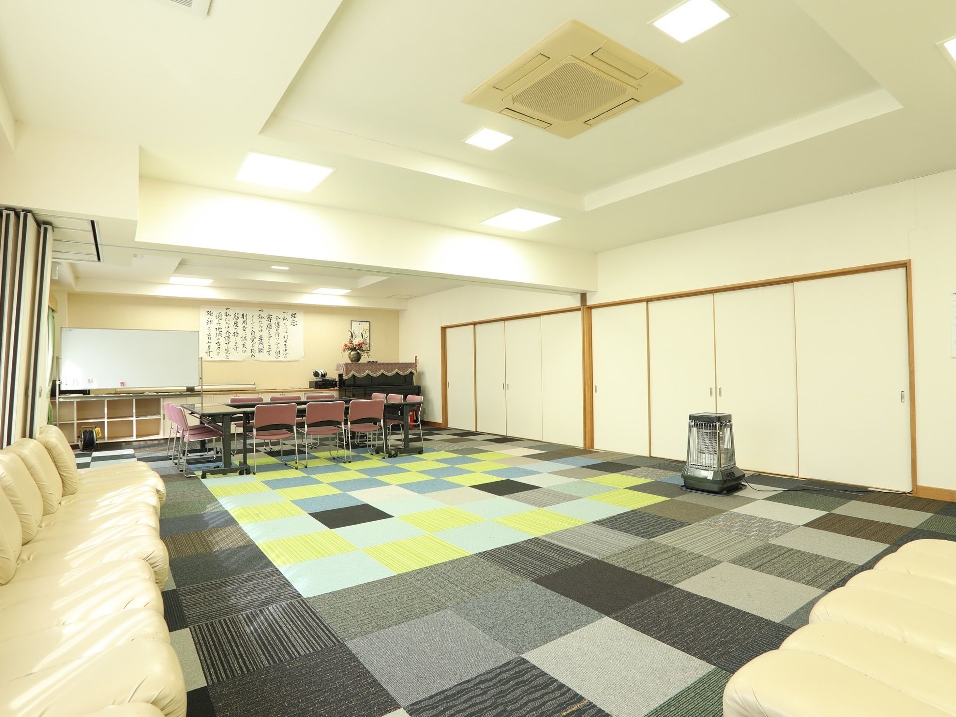 大勢で座ることのできるたくさんのソファーが用意されている。空調が完備されており、快適に過ごすことができる。