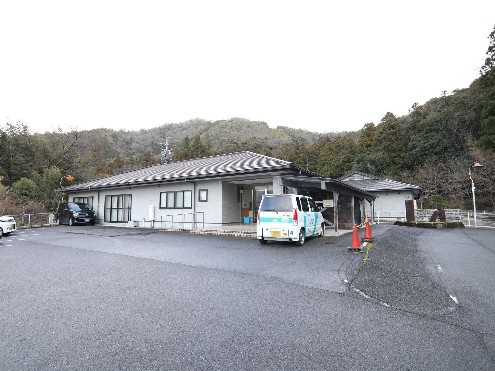 玄関前のスペースは駐車場になっている。広さに余裕があり、玄関のすぐ近くに駐車することもでき便利である。