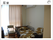 花柄模様の手すり付きベッドと椅子が配置されている。また、エアコンも見受けられる。