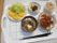 丼やみそ汁、野菜などの副菜がセットになった食事