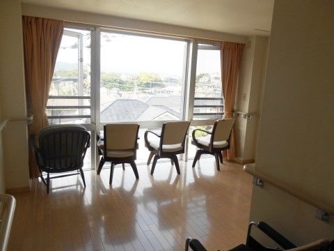 自然光の入る大きな窓際に椅子が4つ配置されている