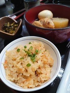 炊き込みご飯とおでんと漬物