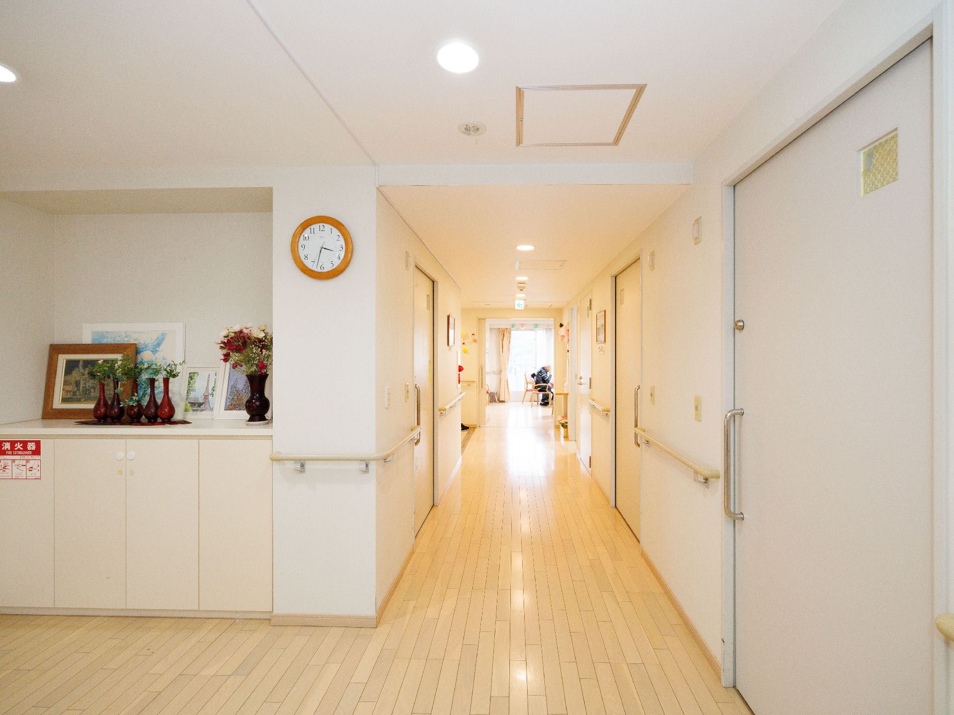 時計を設置した廊下