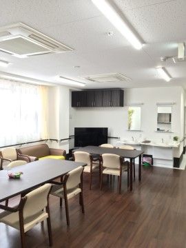 「グループホームみさき西淀川」のコミュニティルーム。こちらでゆっくりとお話をしながら親睦を深めていただけます。