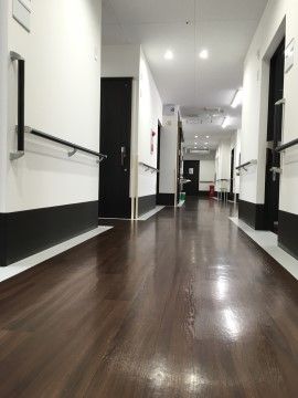 「グループホームみさき西淀川」の廊下。明るく広々としているので移動が快適です。