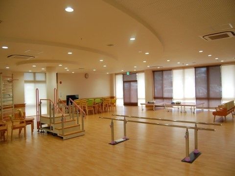 歩行や階段の上り下りのリハビリ用具が置かれている広い機能訓練室