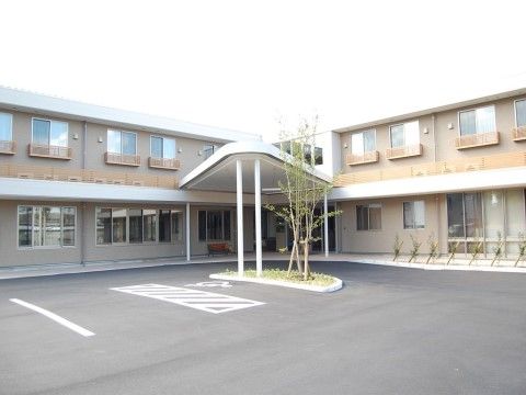 「住宅型有料老人ホーム すみれの丘」の外観。住宅型施設なので、過ごしやすい環境を整えている。