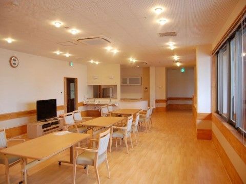 「住宅型有料老人ホーム すみれの丘」のリビング・ダイニング。美味しいお食事やお話の場にもなっている。