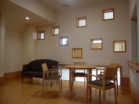 「住宅型有料老人ホーム すみれの丘」の休憩所。木材を活用した、空間を演出している。