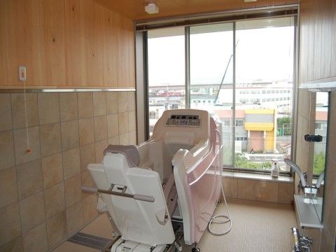「住宅型有料老人ホーム すみれの丘」の介護浴槽。体の動きに難がある方でも、スタッフが介助してくれる。