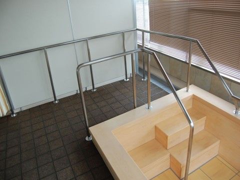 「住宅型有料老人ホーム すみれの丘」のヒノキ風呂。浴槽に入る前に、つまずき、転倒防止で、多くの手すりを設置している。