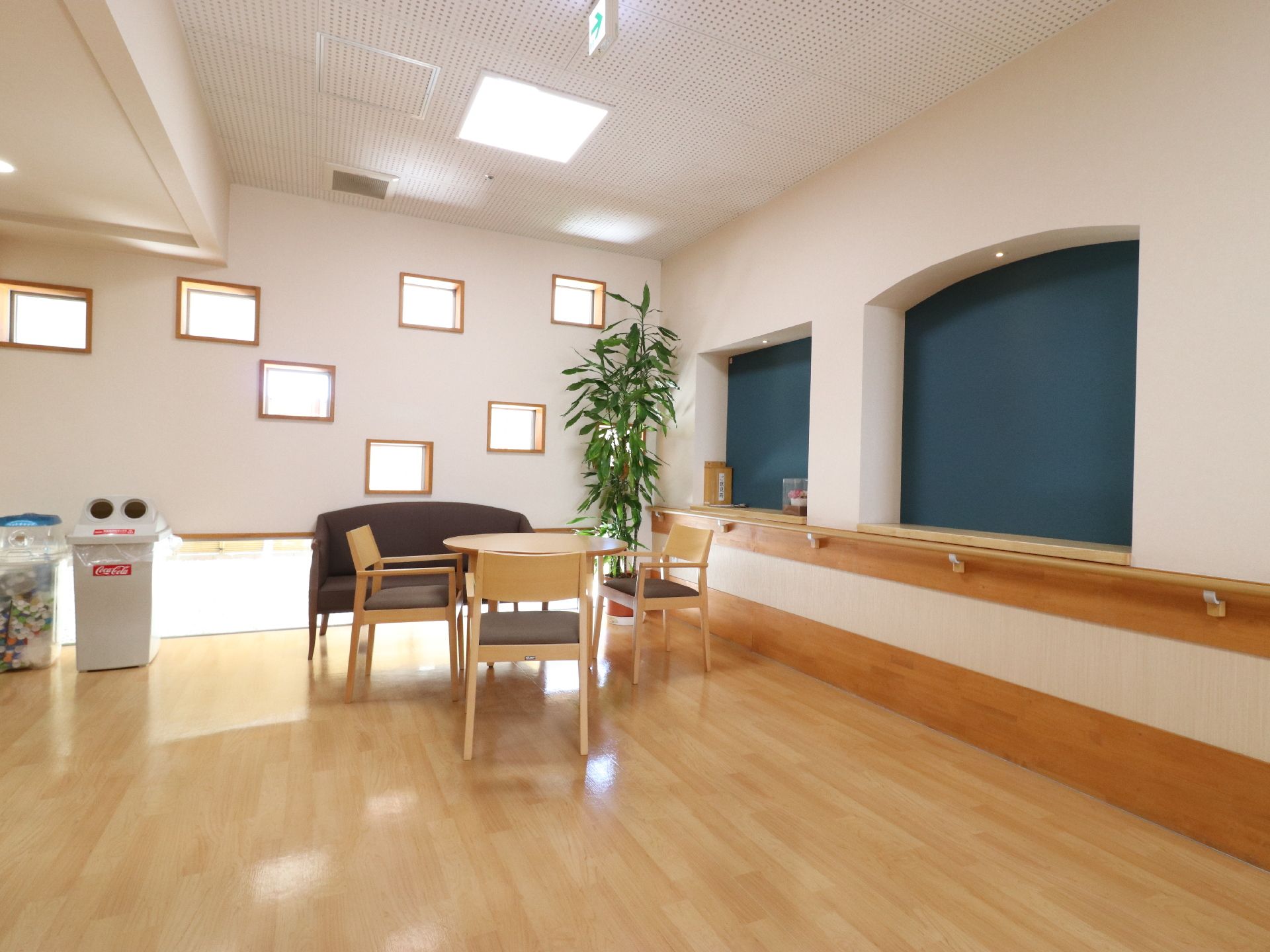 右側の壁には室内窓のような枠がある。奥の壁には四角い小窓が不規則に並べられてある。その下には横に長い窓が付いている。